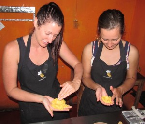 Forming rellenitos de platano